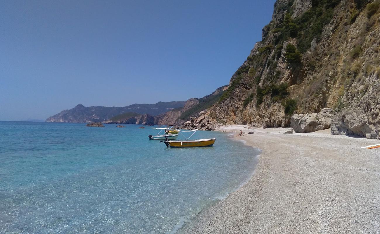 Antipsos beach'in fotoğrafı gri çakıl taşı yüzey ile