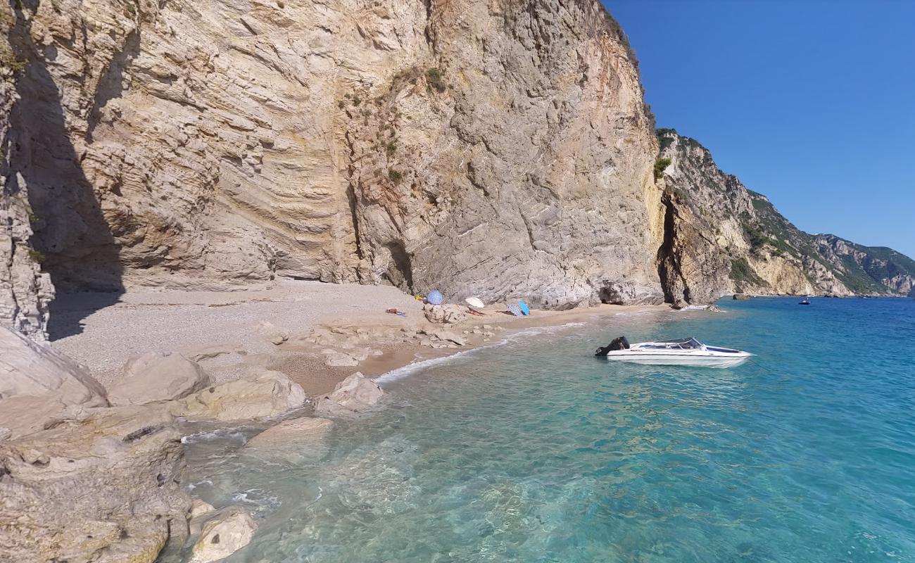 Kamari beach'in fotoğrafı turkuaz saf su yüzey ile