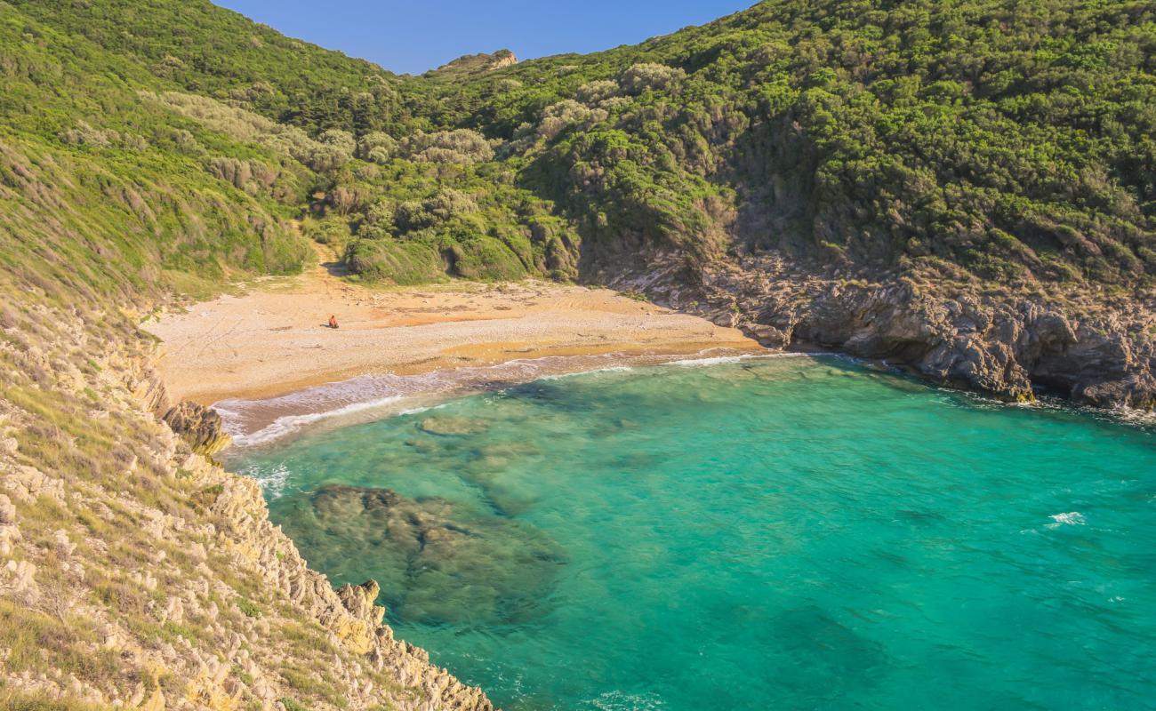 Iliodoros beach'in fotoğrafı çakıl ile kum yüzey ile