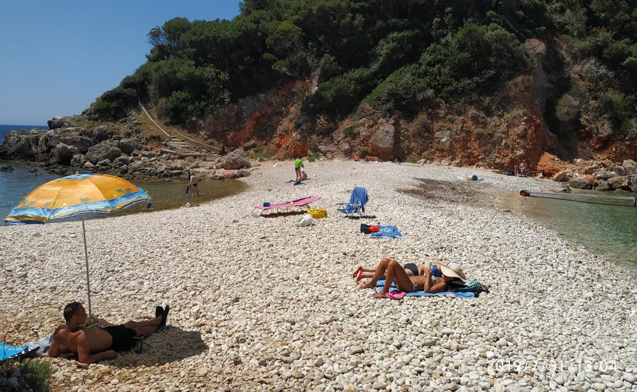 Limni beach'in fotoğrafı beyaz çakıl taş yüzey ile