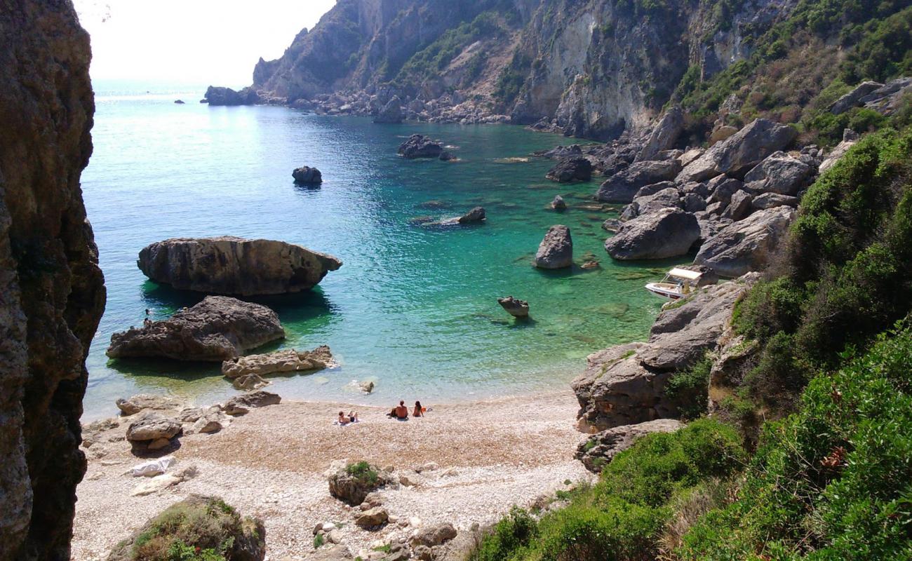 Ampelaki beach II'in fotoğrafı gri çakıl taşı yüzey ile