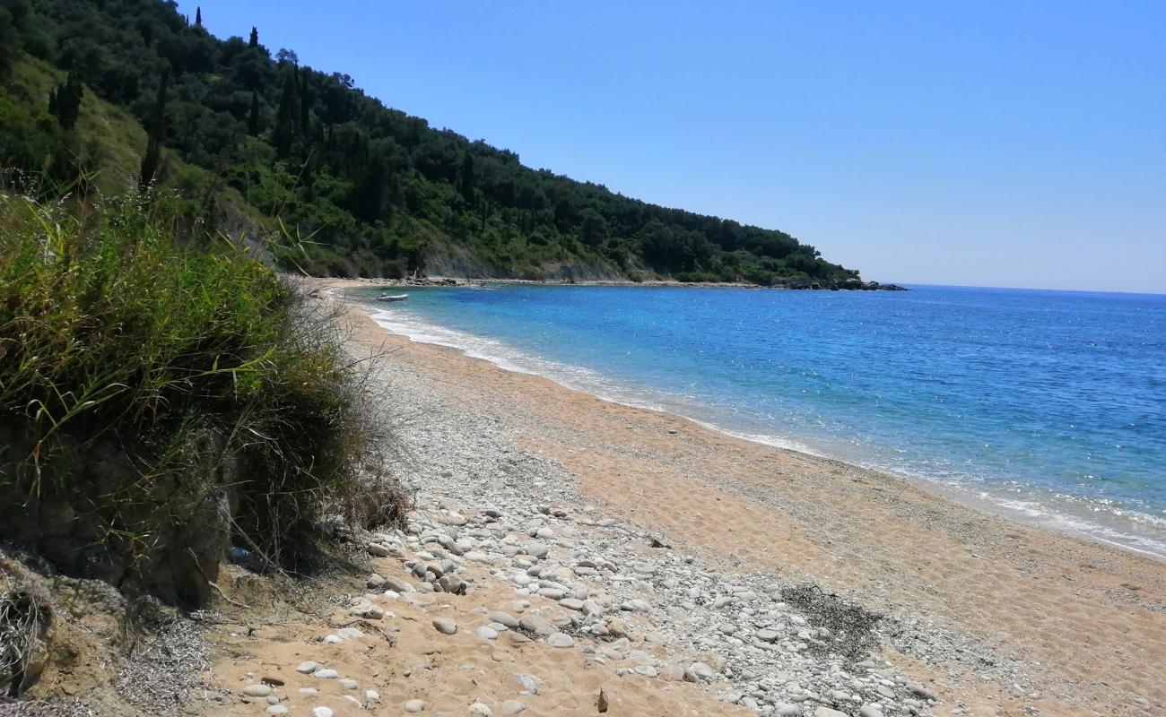 Akrokiali beach'in fotoğrafı siyah kum ve çakıl yüzey ile