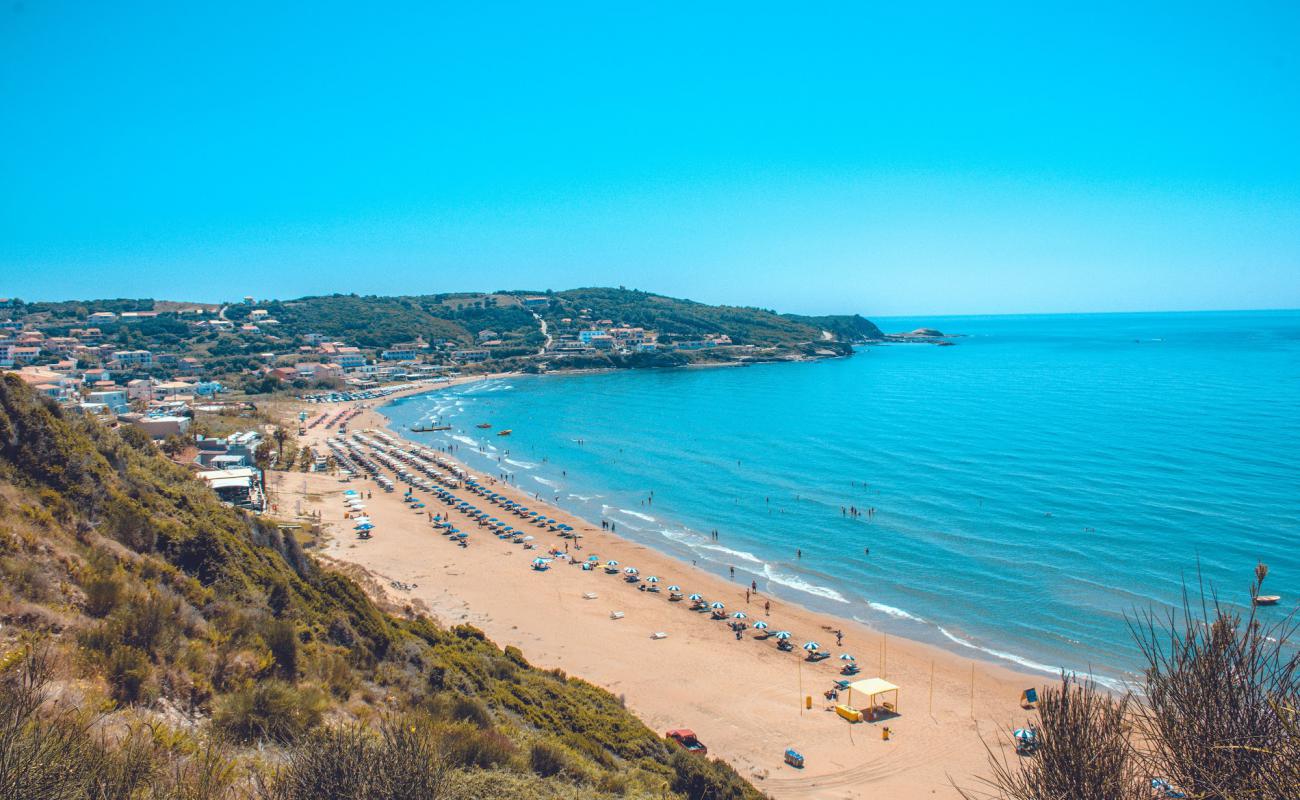 Agios Stefanos Plajı'in fotoğrafı i̇nce kahverengi kum yüzey ile