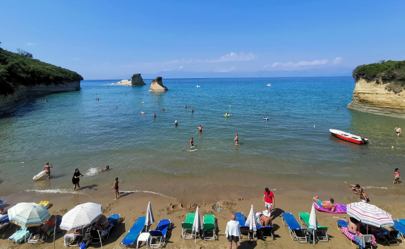 Apotripiti beach'in fotoğrafı i̇nce kahverengi kum yüzey ile