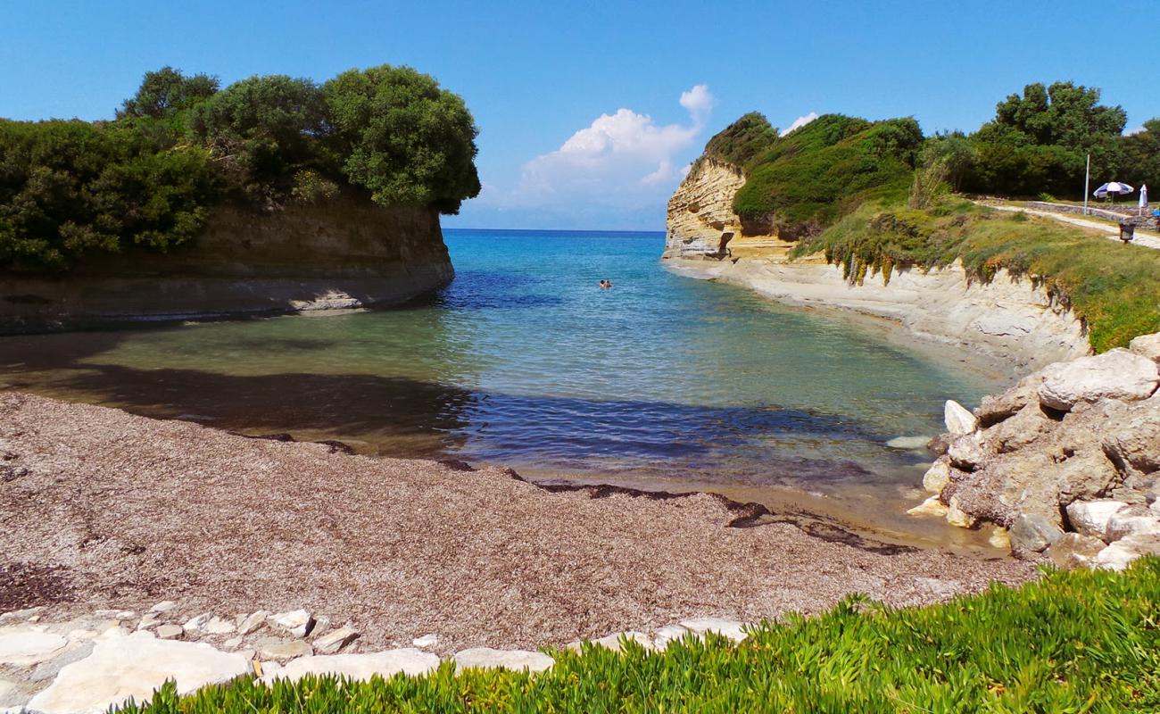 Small beach'in fotoğrafı i̇nce kahverengi kum yüzey ile