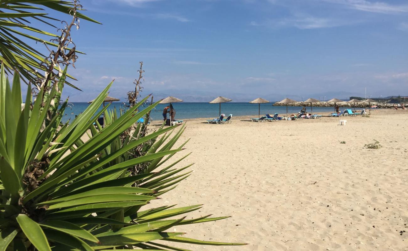 Astrakeri beach'in fotoğrafı kahverengi kum yüzey ile