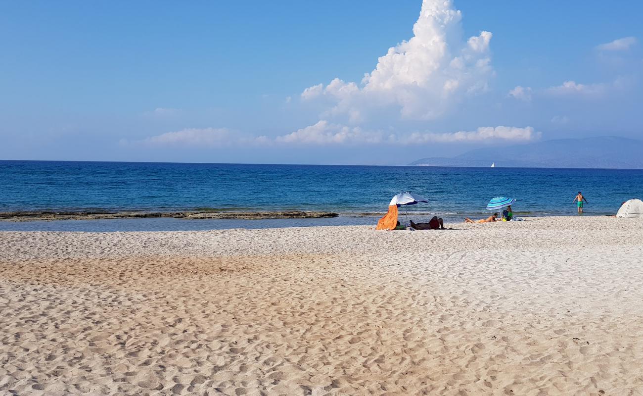 Gialiskari Beach'in fotoğrafı çakıl ile kum yüzey ile