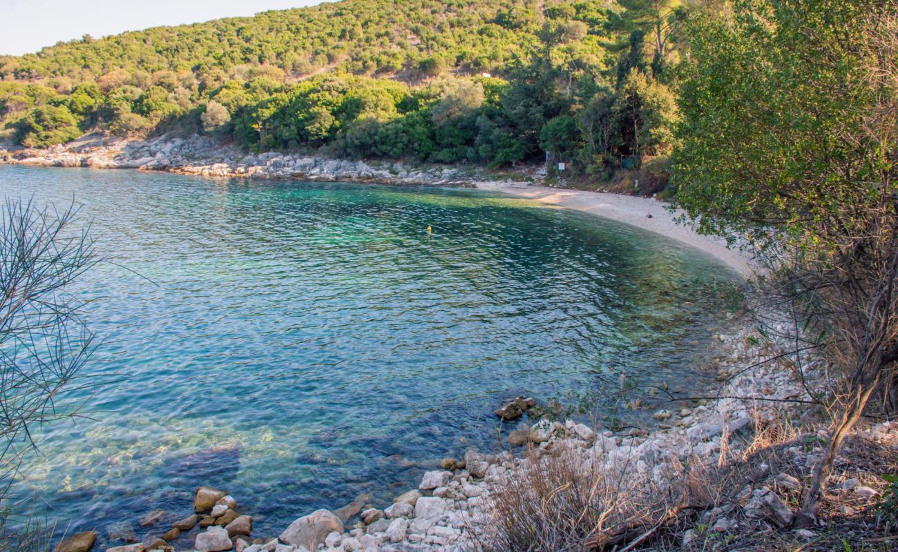 Syki Bay, Corfu'in fotoğrafı hafif çakıl yüzey ile