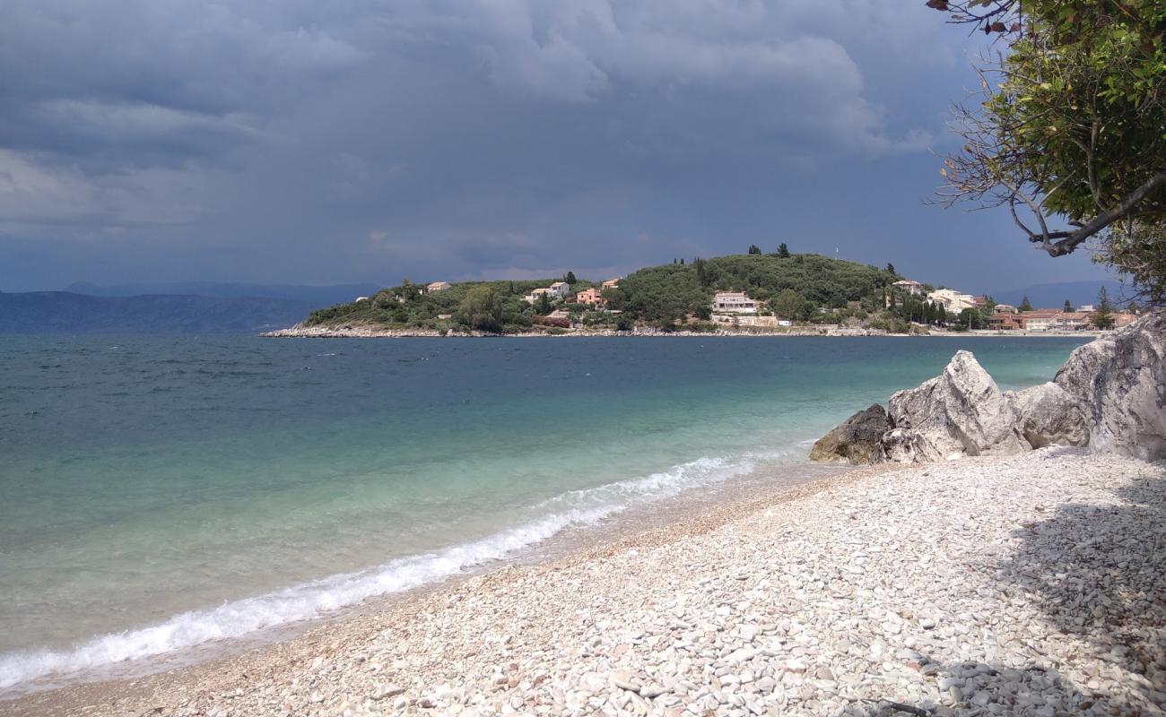 Paralia Imerolia'in fotoğrafı beyaz çakıl taş yüzey ile