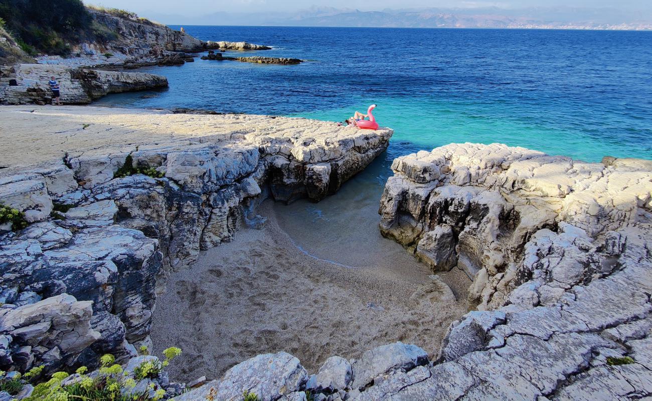 Kanoni Beach'in fotoğrafı taşlar yüzey ile