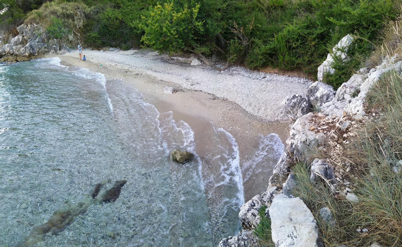 Lida's beach II'in fotoğrafı hafif ince çakıl taş yüzey ile