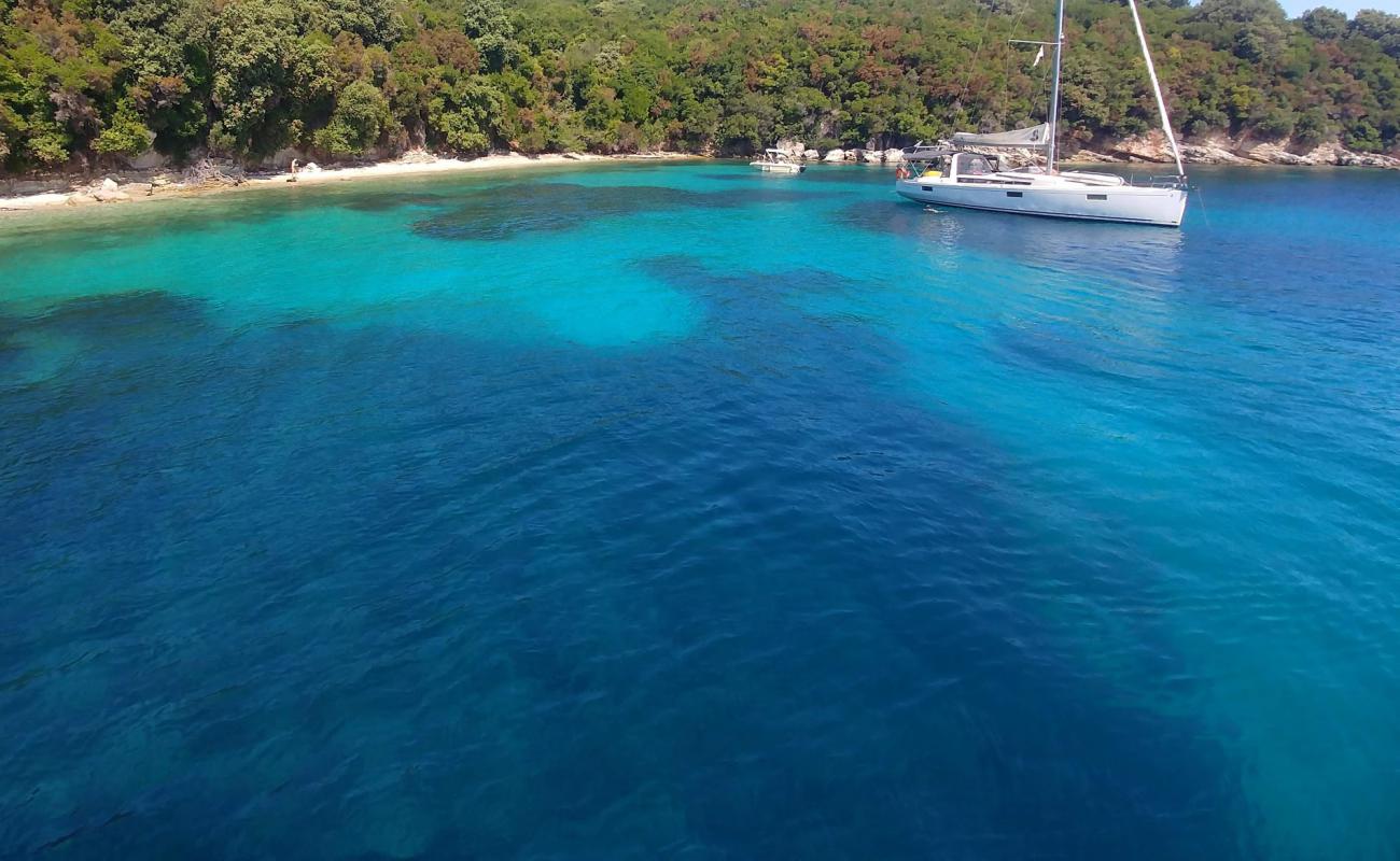 Vrachli Beach'in fotoğrafı hafif ince çakıl taş yüzey ile