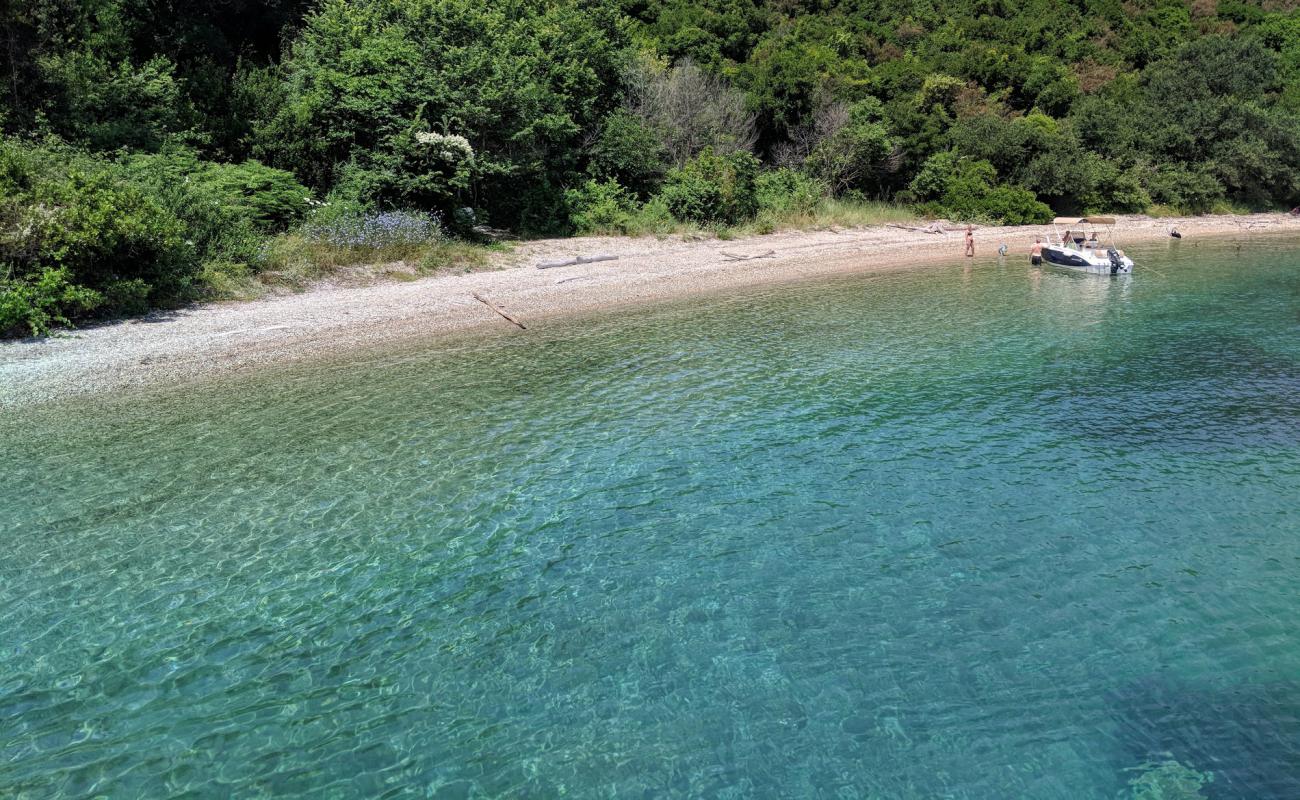 Arias beach'in fotoğrafı hafif ince çakıl taş yüzey ile