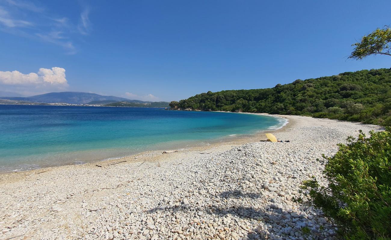 Akoli beach'in fotoğrafı hafif çakıl yüzey ile