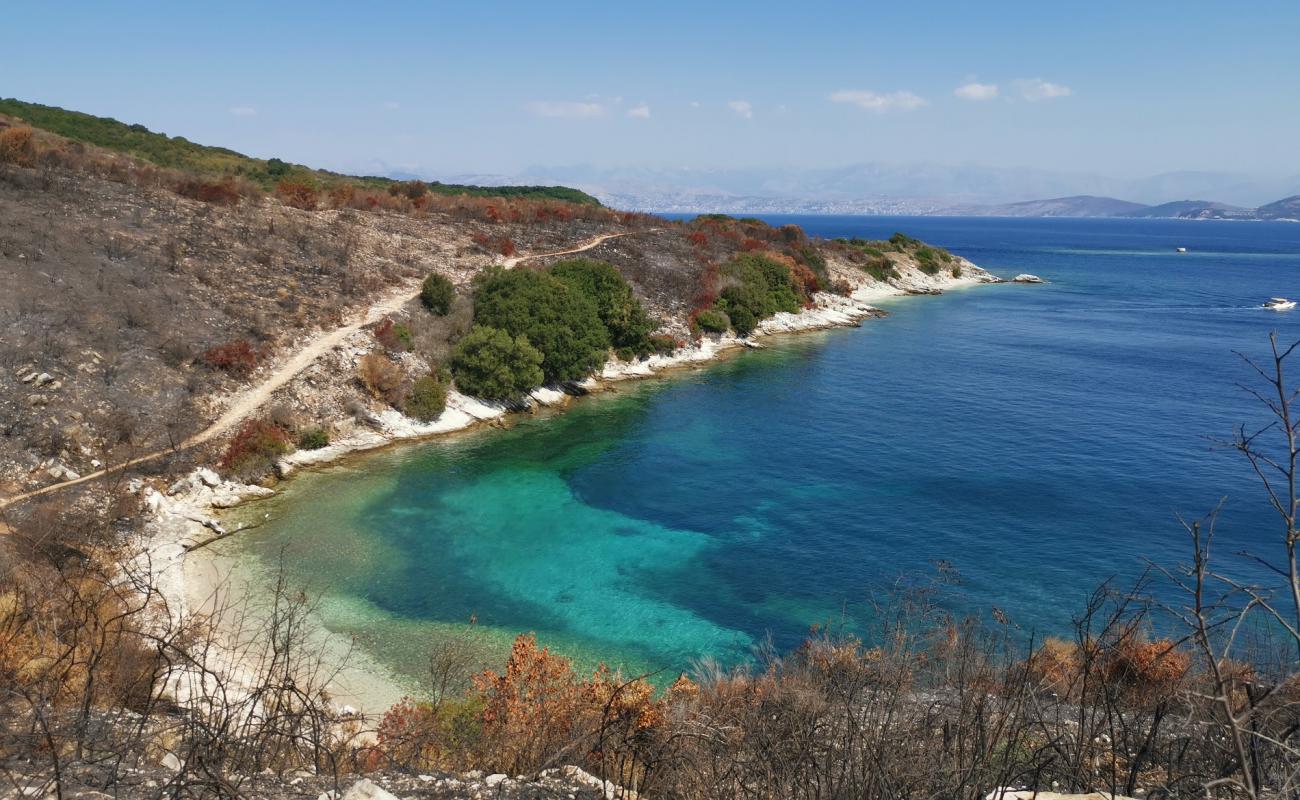 Aspalathra beach'in fotoğrafı taşlar yüzey ile