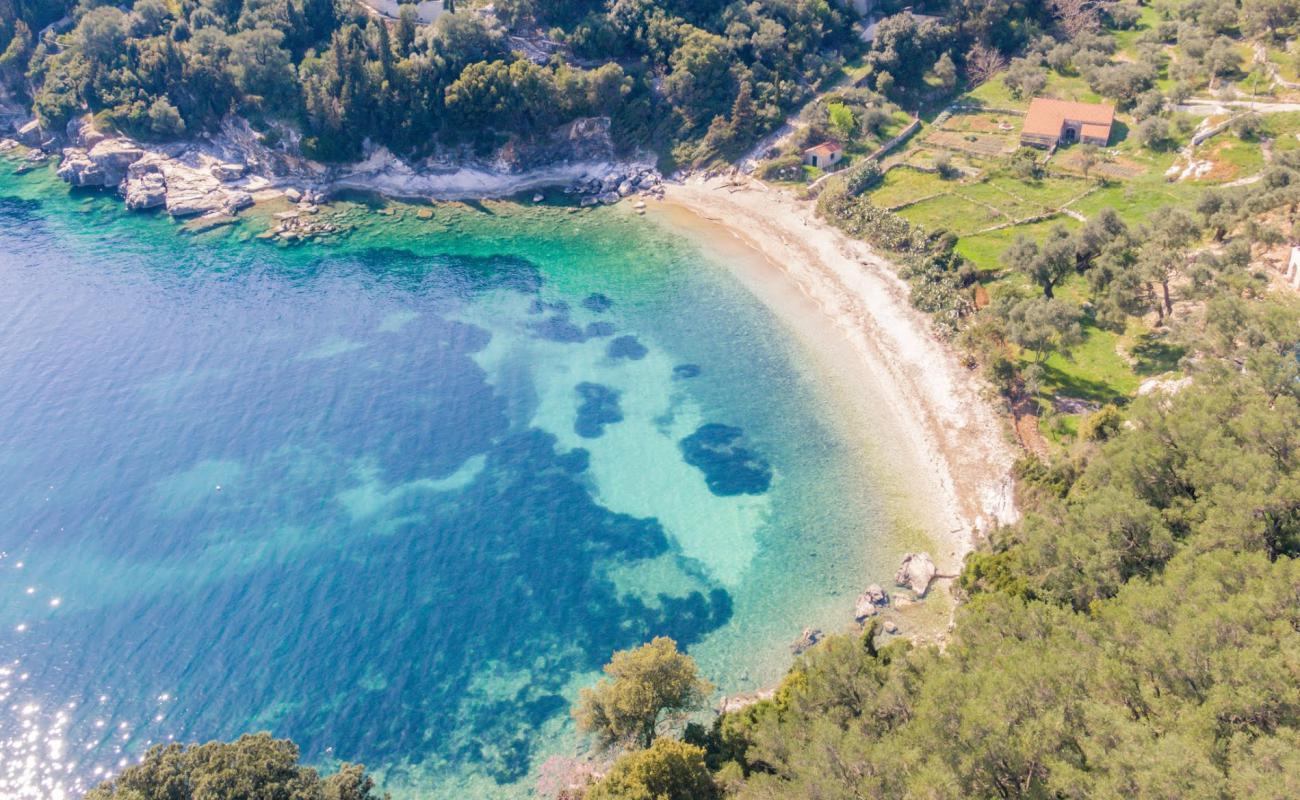 Gialiskari beach'in fotoğrafı hafif çakıl yüzey ile