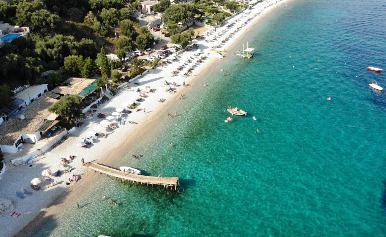 Nisaki Plajı'in fotoğrafı hafif ince çakıl taş yüzey ile