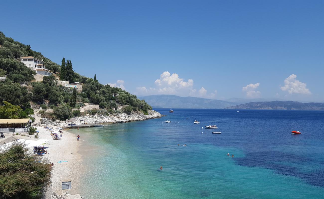 Kaminaki  beach'in fotoğrafı hafif ince çakıl taş yüzey ile