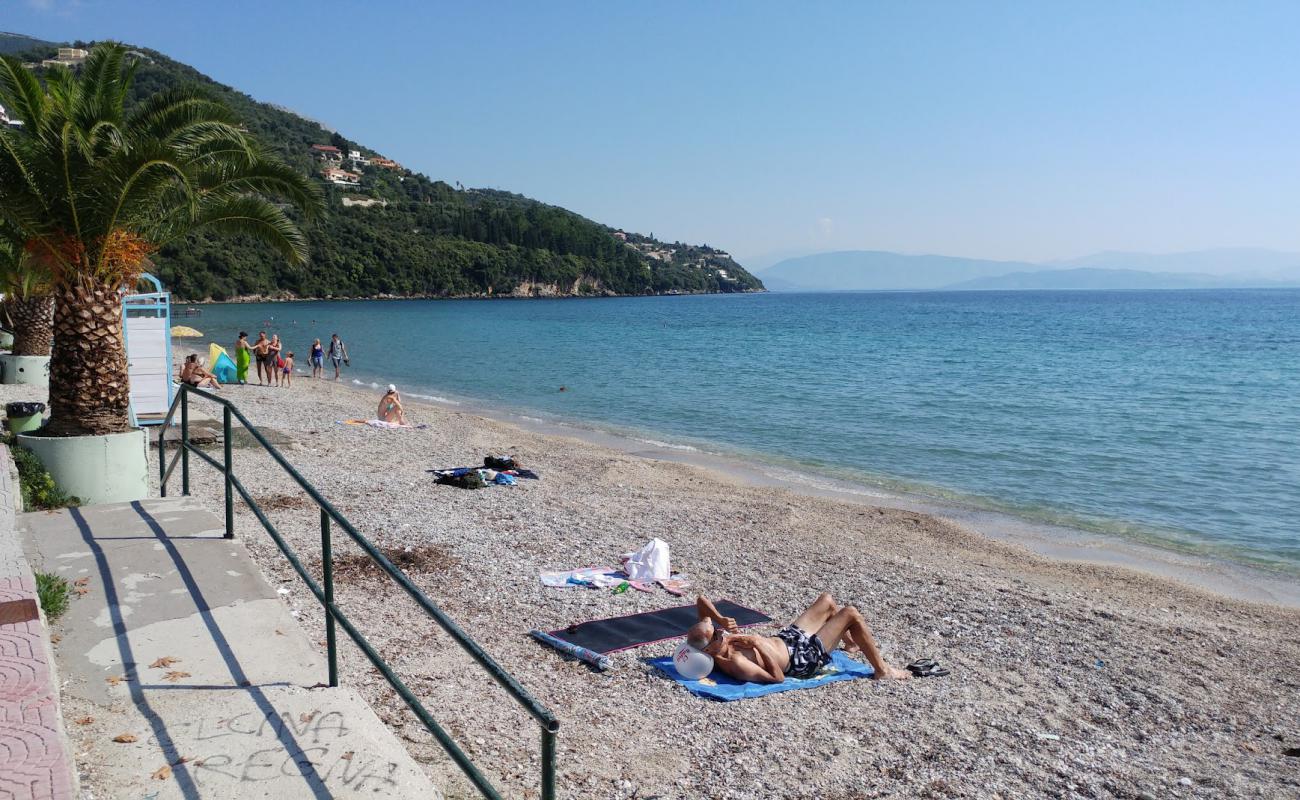 Ipsos beach'in fotoğrafı hafif ince çakıl taş yüzey ile