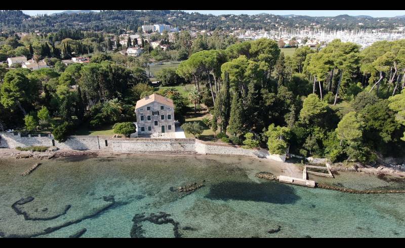 Sotiriotissa beach'in fotoğrafı gri çakıl taşı yüzey ile