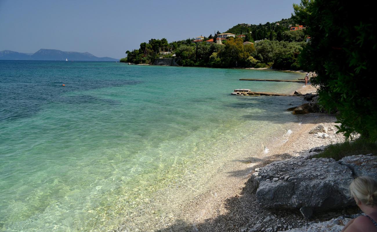 Nikiana Beach V'in fotoğrafı hafif çakıl yüzey ile