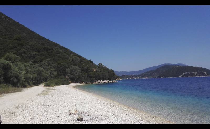 Kamari Beach'in fotoğrafı hafif çakıl yüzey ile