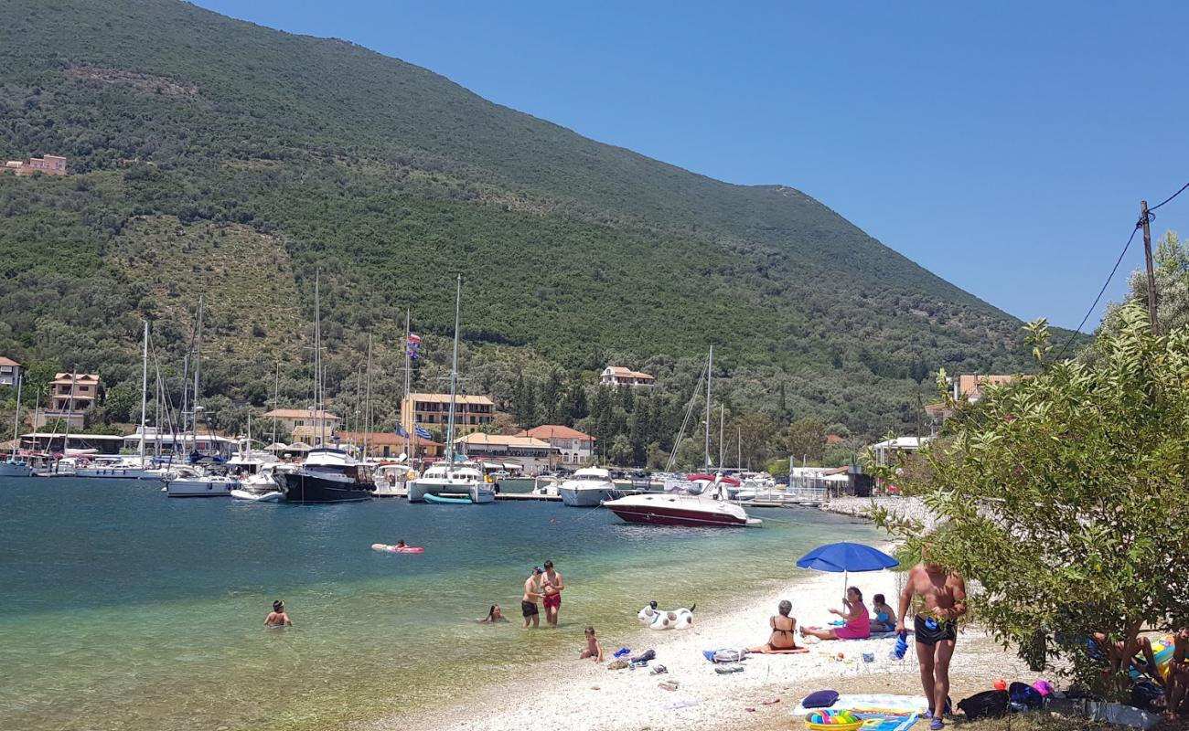 Sivota beach'in fotoğrafı küçük bej çakıl yüzey ile