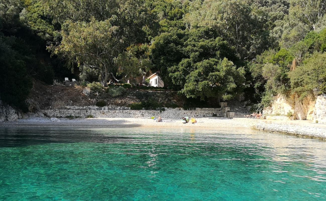 Ksilokeratidi Cove'in fotoğrafı küçük bej çakıl yüzey ile