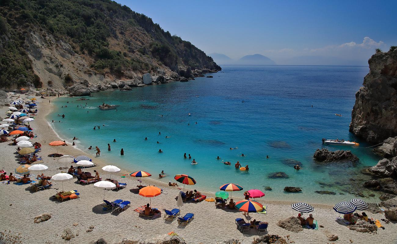 Agiofili Plajı'in fotoğrafı beyaz çakıl taş yüzey ile