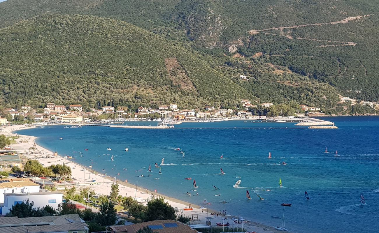 Vasiliki Plajı'in fotoğrafı küçük bej çakıl yüzey ile