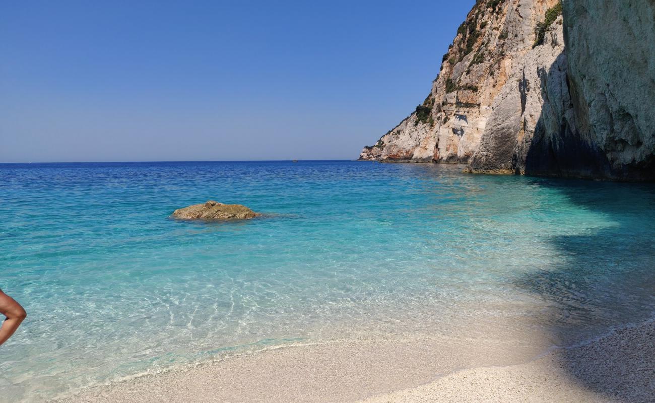 Porto Katsiki hidden'in fotoğrafı beyaz çakıl taş yüzey ile