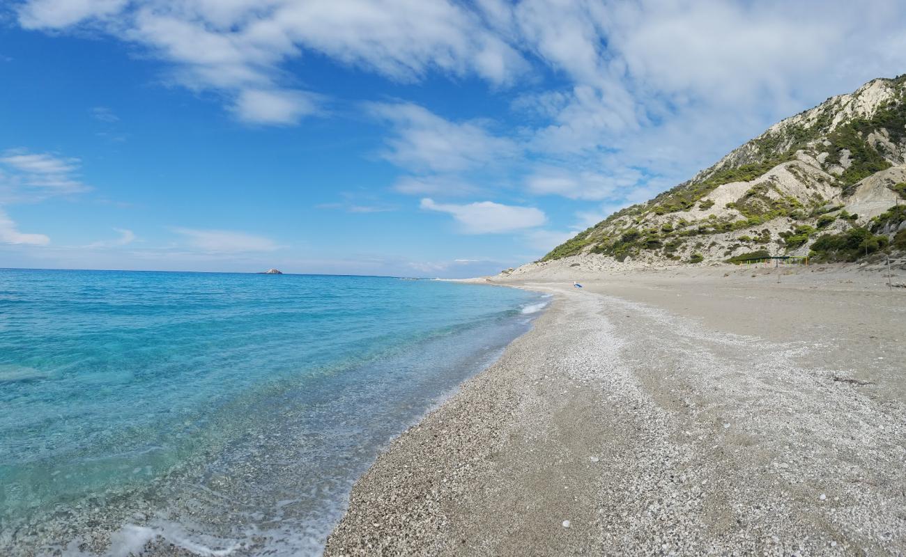 Gialos beach'in fotoğrafı koyu i̇nce çakıl yüzey ile