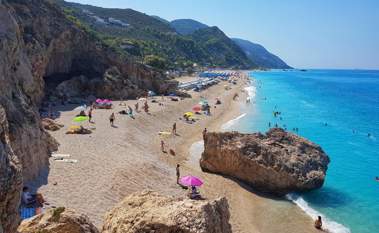 Kathisma Plajı'in fotoğrafı küçük bej çakıl yüzey ile