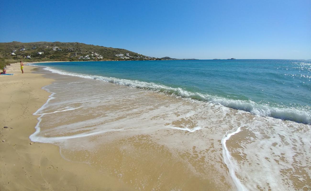 Plaka Beach'in fotoğrafı i̇nce bej kum yüzey ile
