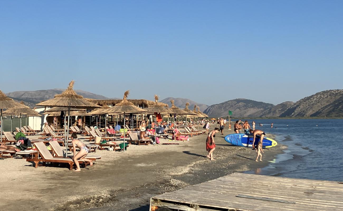 Laguna Beach Ksamil'in fotoğrafı açık bej kum yüzey ile