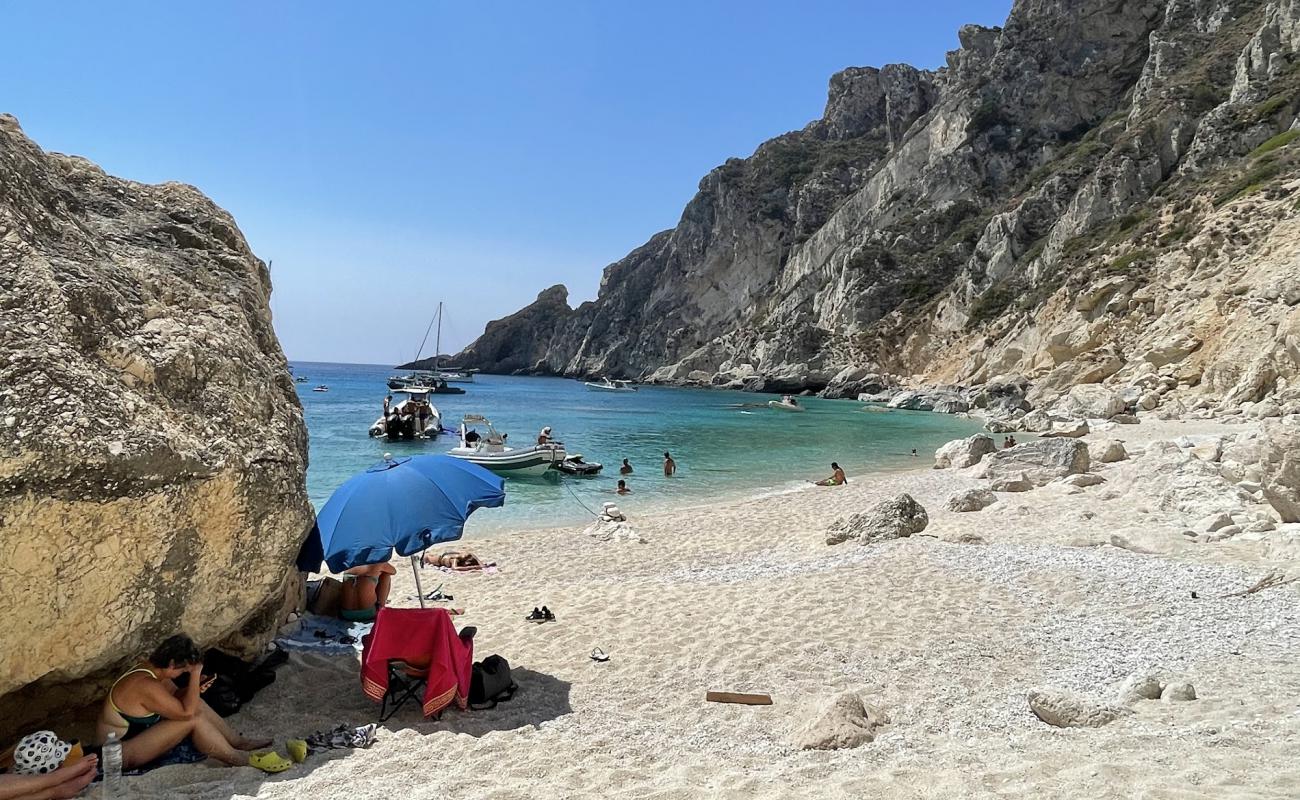 Aspri Ammos Beach'in fotoğrafı açık bej kum yüzey ile