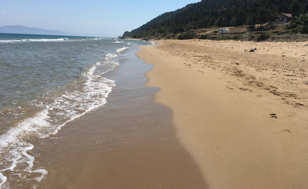 Mathraki Beach'in fotoğrafı açık bej kum yüzey ile