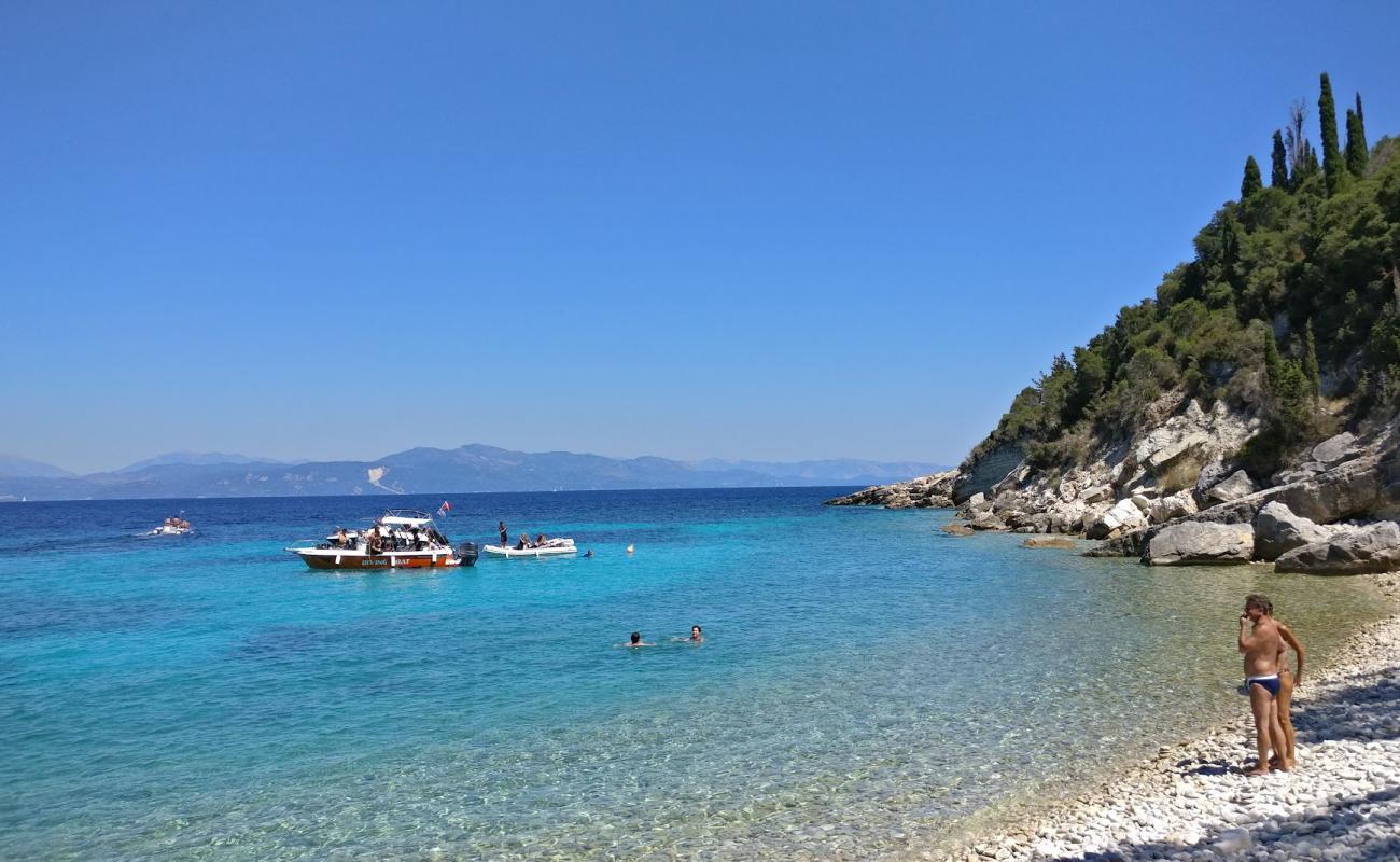 Orkos Beach'in fotoğrafı gri çakıl taşı yüzey ile