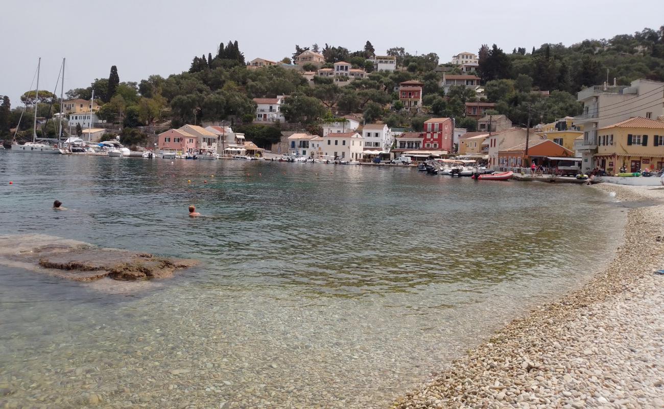 Paralia Loggos'in fotoğrafı bej çakıl yüzey ile