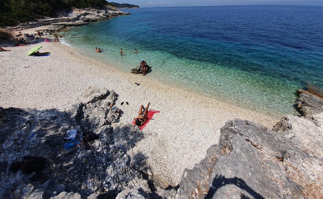 Paralia Kamini'in fotoğrafı bej çakıl yüzey ile