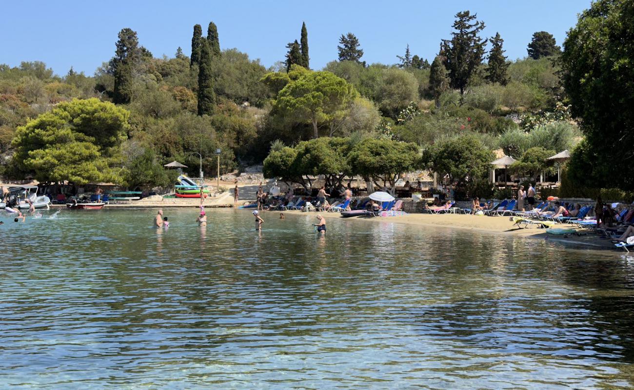 Paralia Moggonisi'in fotoğrafı açık bej kum yüzey ile