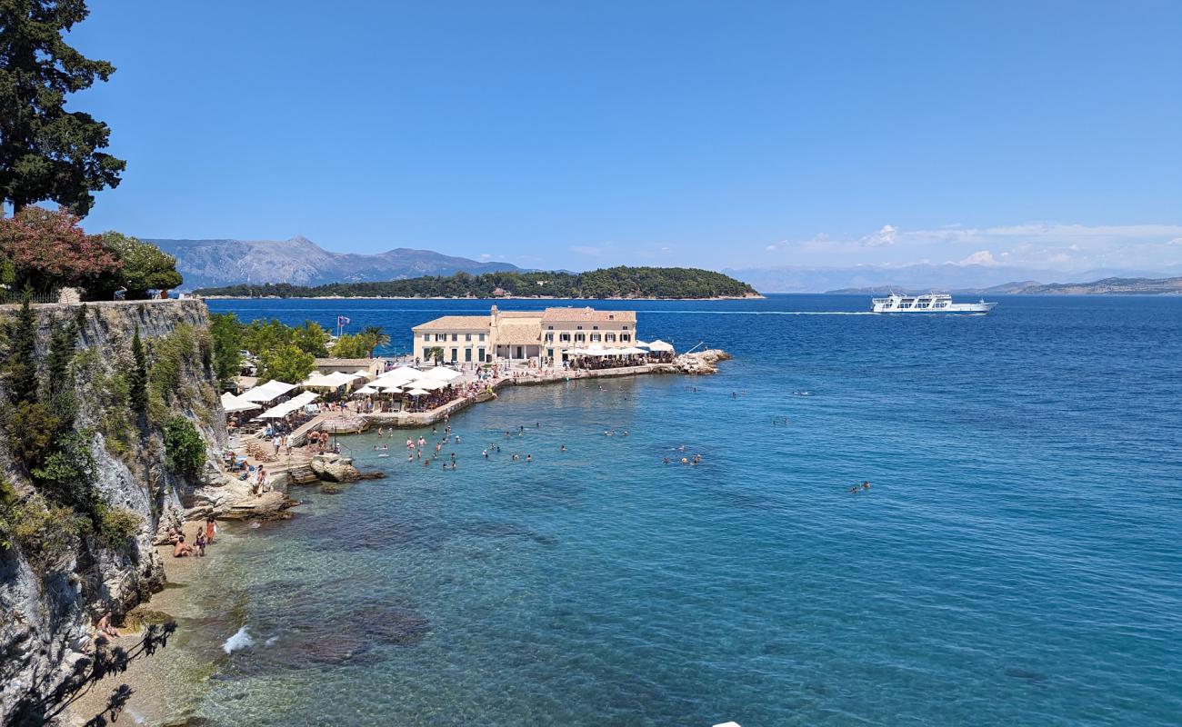 Faliraki Bathing Beach'in fotoğrafı beton kaplı yüzey yüzey ile