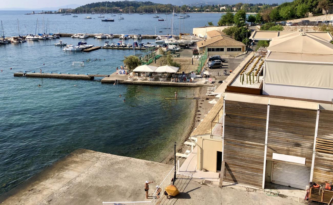 Naok Azur - Corfu Beach'in fotoğrafı gri çakıl taşı yüzey ile