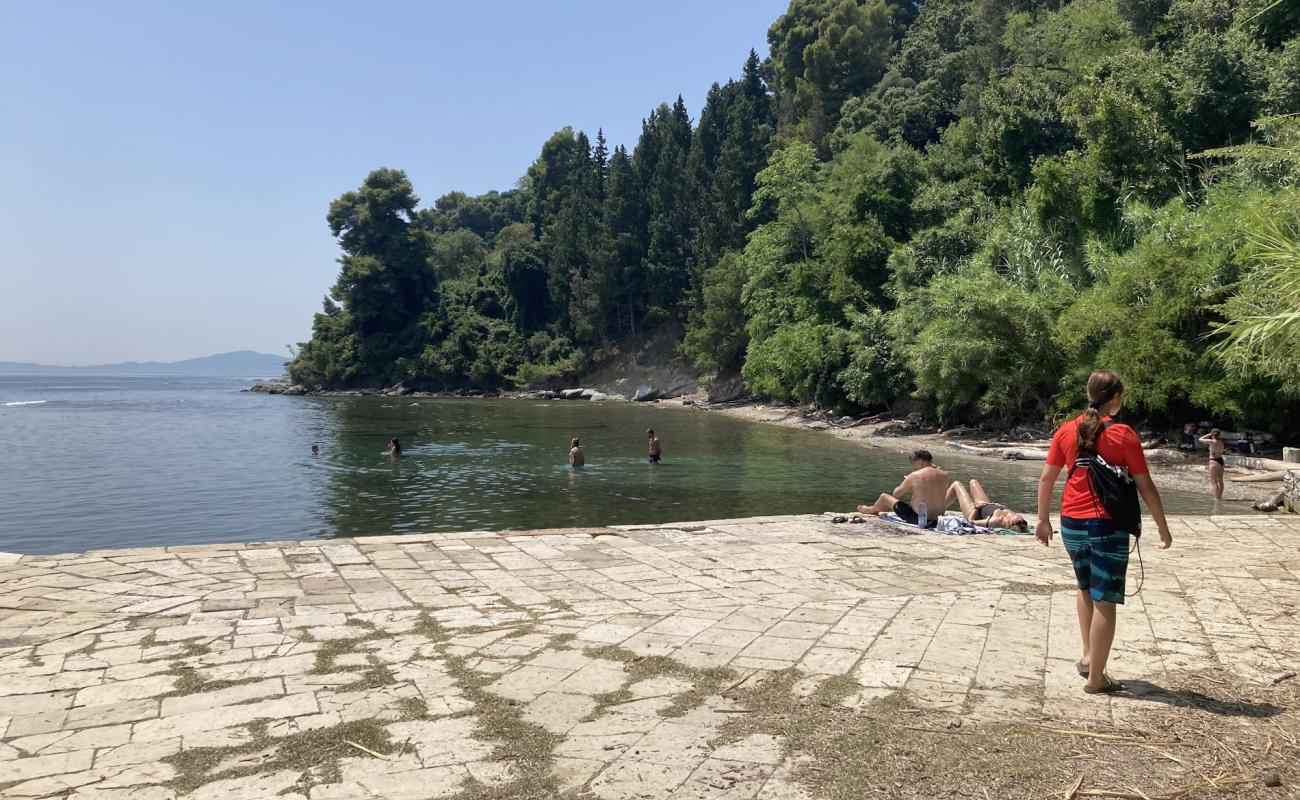 Mon Repos Beach Dock Kardaki'in fotoğrafı gri kum ve çakıllar yüzey ile