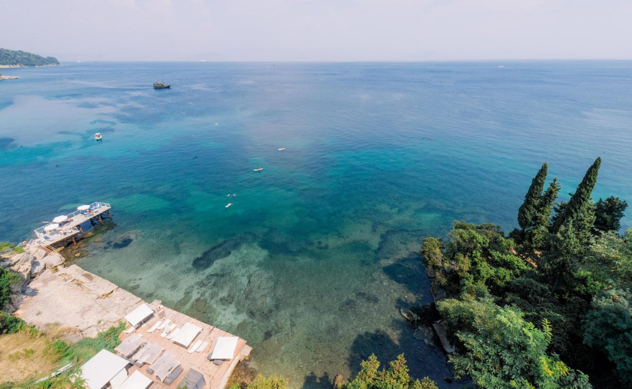 Perama Beach'in fotoğrafı beton kaplı yüzey yüzey ile