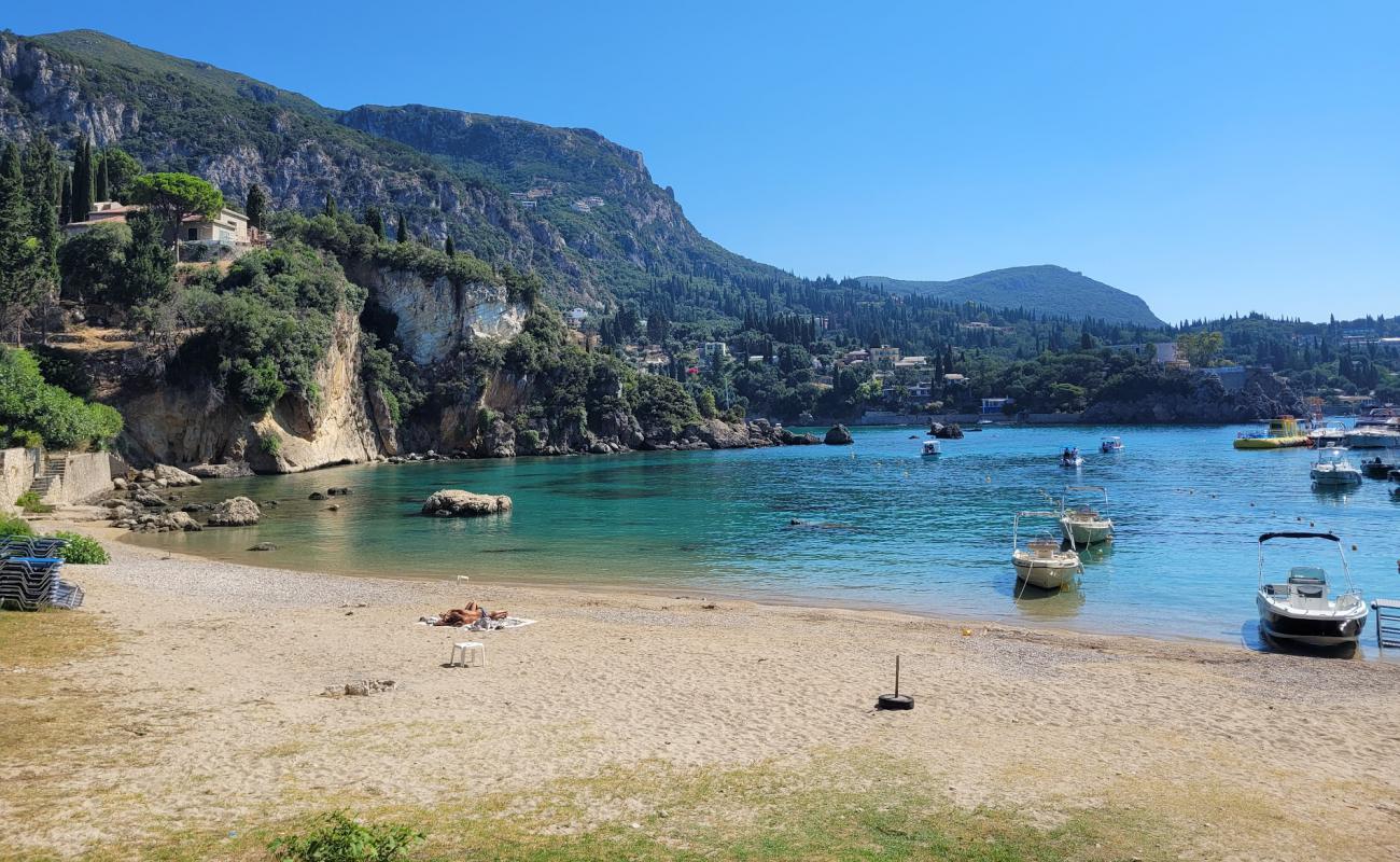 Alipa Beach'in fotoğrafı küçük bej çakıl yüzey ile