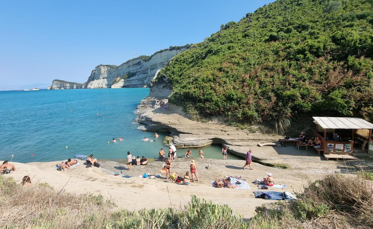 Gravas Cove Beach'in fotoğrafı kayalık arazi yüzey ile