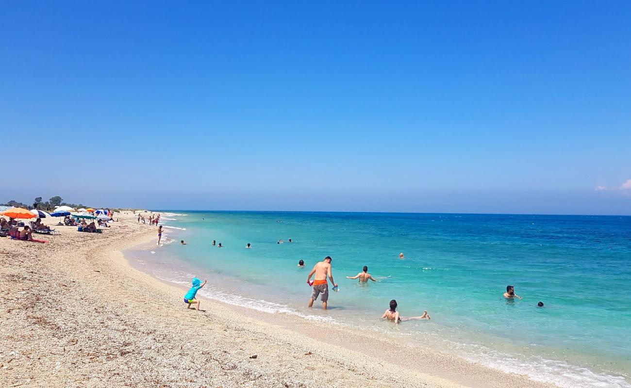 Gyra Beach'in fotoğrafı küçük bej çakıl yüzey ile