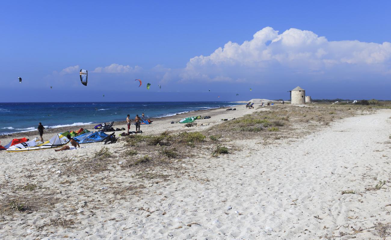 Agios Ioannis Beach'in fotoğrafı bej kum ve çakıl yüzey ile