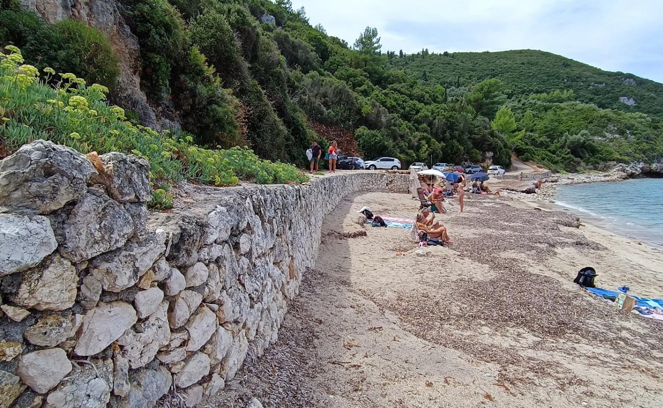 Kaminia Beach'in fotoğrafı bej kum ve kayalar yüzey ile